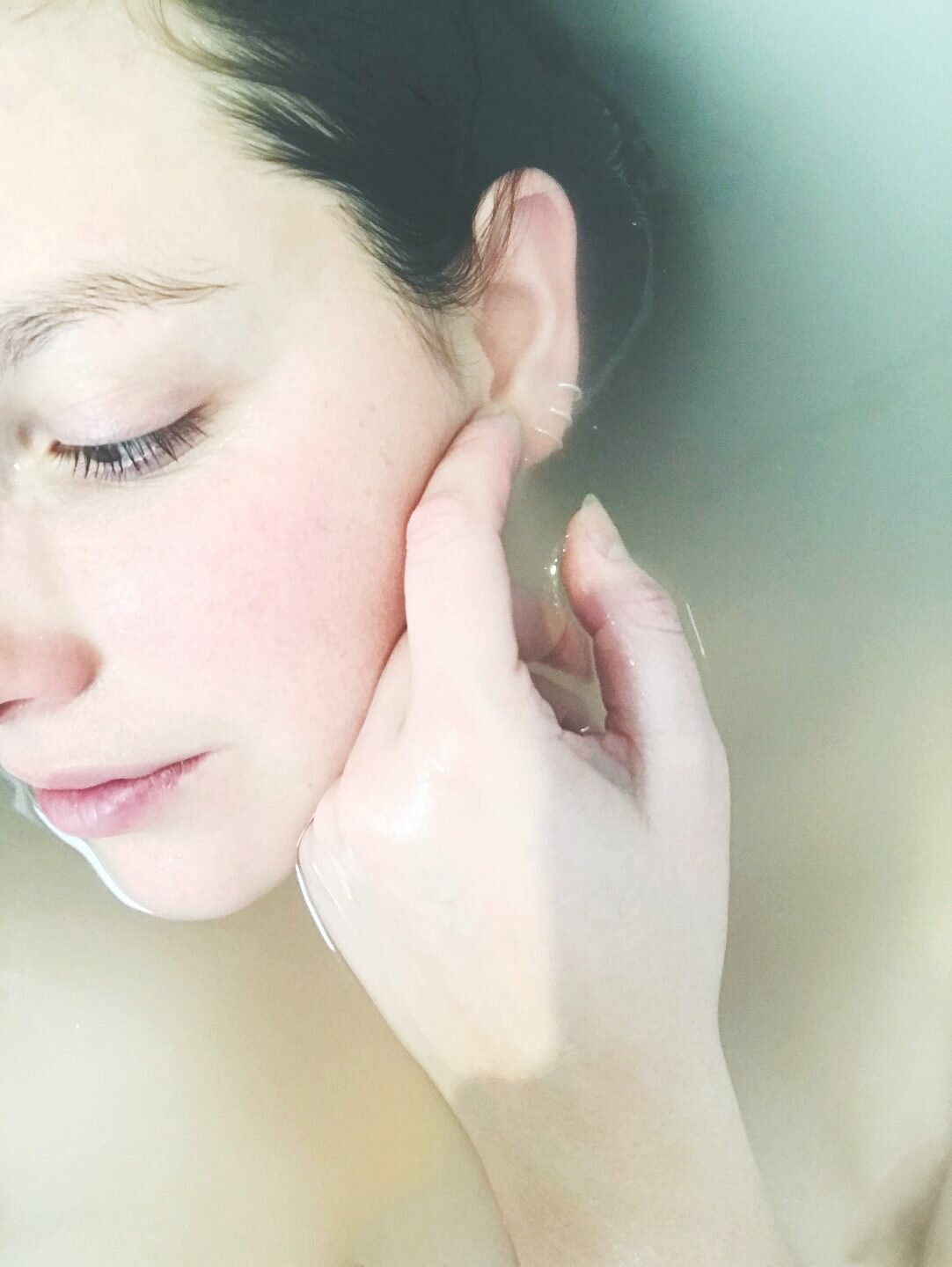 5 Gentle Ways To Cleanse And Pamper Sensitive Skin