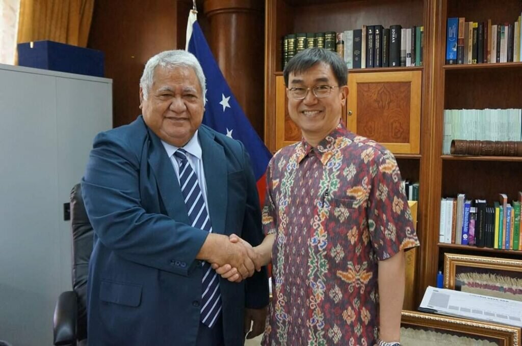 Jack Sim with the former prime minister of Samoa, Tuila'epa Lupesoliai Neioti Aiono Sa'ilele Malielegaoi